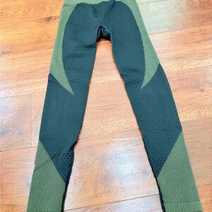 Black and Green Leggings sizd M (6). Perfect for yoga, zumba, running.